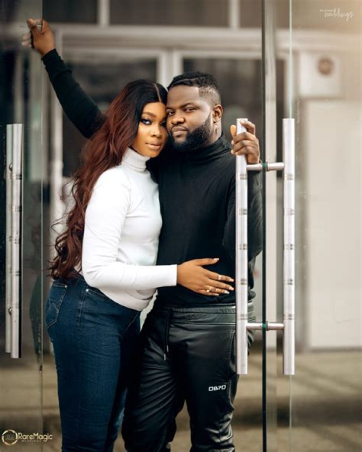 
Singer Skales furiously calls out his wife for mourning his late mother, sends stern warning 